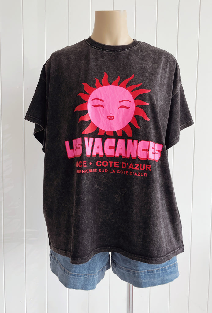 Les Vacances Tee - Black Acid Wash